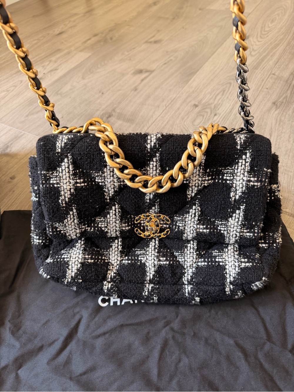 CHANEL 19 Black & White Tweed Bag - Picture 3 of 10